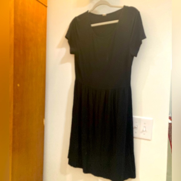 Old navy medium
Basic black rayon jersey dress. So versatile - Picture 1 of 5